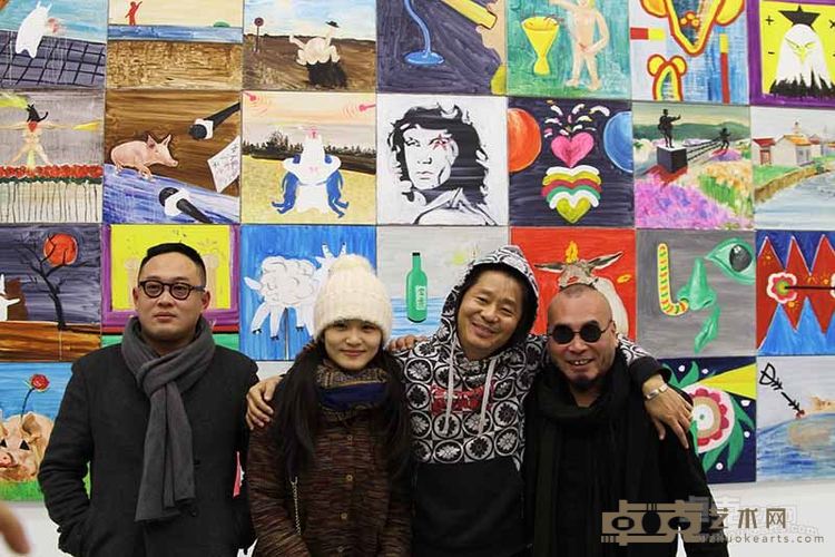 艺术家左小祖咒（右二）、艺术家金锋（右一）与来宾合影