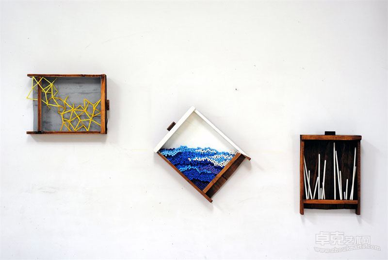 王礼军，《几》，尺寸可变，粉笔、胶、木，2014