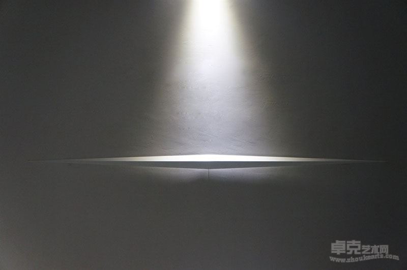 施丹，《质明》，长300cm，金属、荧光材料、灯光装置，2015