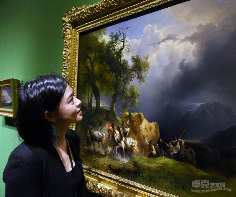 观众欣赏弗德里希·高尔曼的油画《载收成的马车》