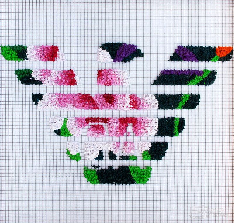 黄秋霞《网中物-阿玛尼》不锈钢网面油画 50x50cm 2014年