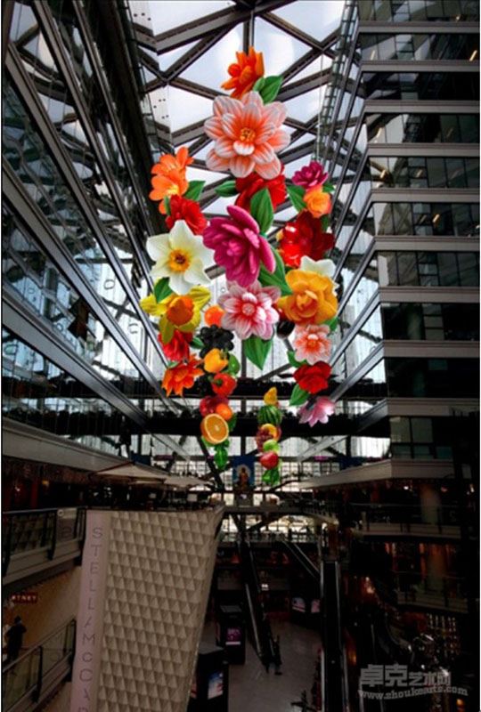花，花，花 综合材料 300 × 300 × 600(h) cm x 3件 2015