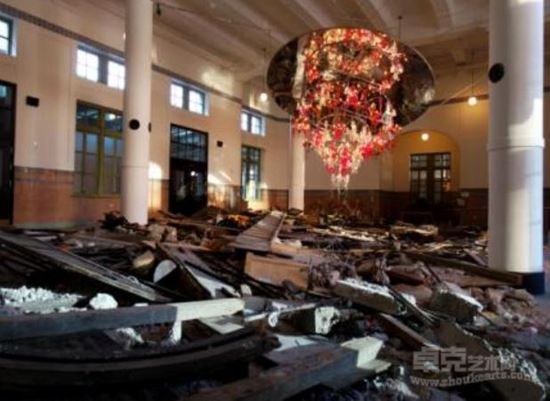 《混沌中的秩序》，建筑垃圾, 钢架, 塑料吊灯, 铁丝, 镜面膜, 电动机, 计时器，可变尺...