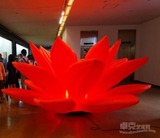 《会呼吸的花》，布, 鼓风机, 电动机, 计时器, 胶合板，400 x 400 x 200 (h) cm，2015