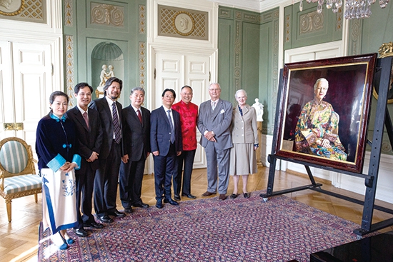 范福安创作丹麦女王及亲王漆画肖像揭幕式在丹麦王宫举行