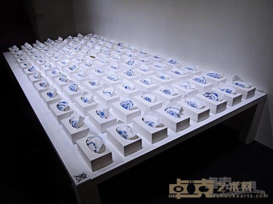 许开娇 手绘纸巾 尺寸可变 纸巾、国画颜料、综合材料 2014