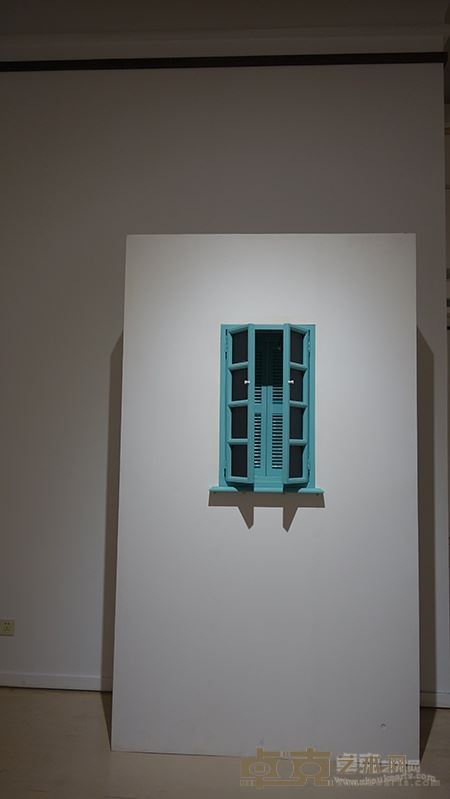 战杨《Fresh Widow Open French Window》140x30x240cm综合材料2013