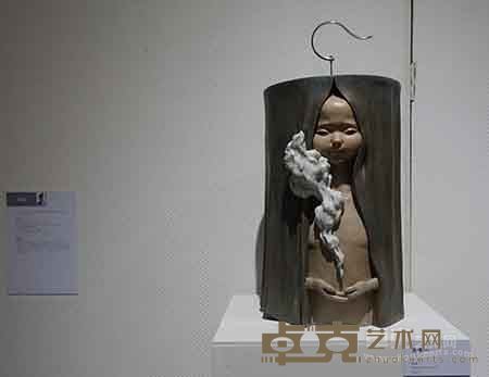 羡超《无惧》一70x29x29cm 树脂2014