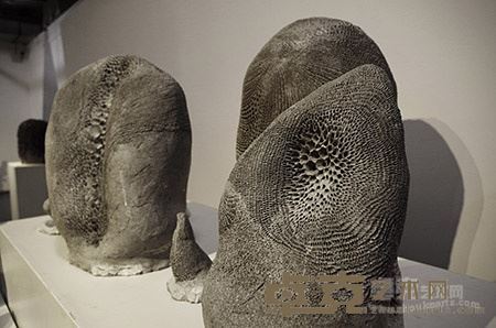 刘琛萍《尘》 100X50cm 陶瓷 2015