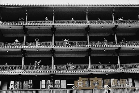 1988 广东广州 现代舞班的学员在广州博物馆表演新创作