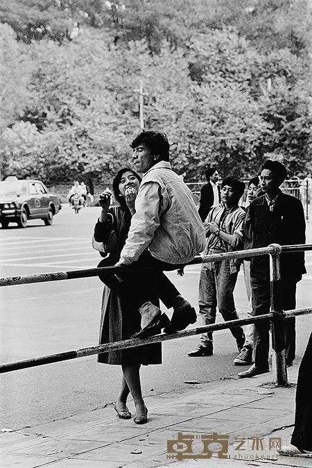 1986 广东广州 中国大酒店前，路边的一对情侣