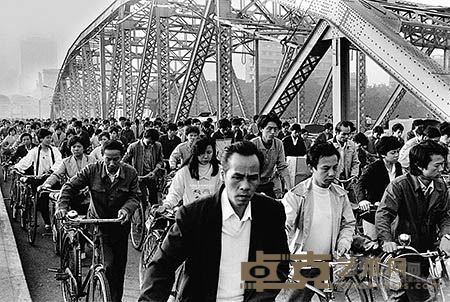 1986 广东广州 每天早上推着单车走上海珠桥的人流