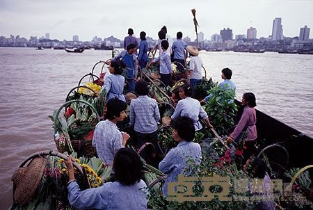 1985 广东珠海 珠海花农每天清晨都乘船去澳门卖花