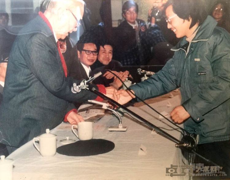 1986年南京艺术学院老院长刘海粟大师给葛振荣颁艺术奖(左起刘海粟，郁宏达,沈行工)