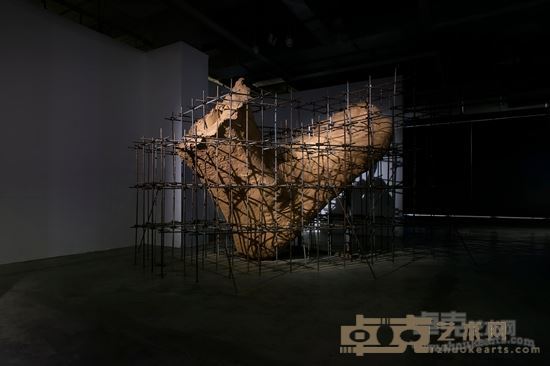 破碎的偶像承受着太阳的鞭打