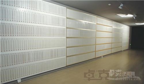 王广义 《温度》 42cm×257cm×44件(可变)装置(现成品、温度计等) 2010年