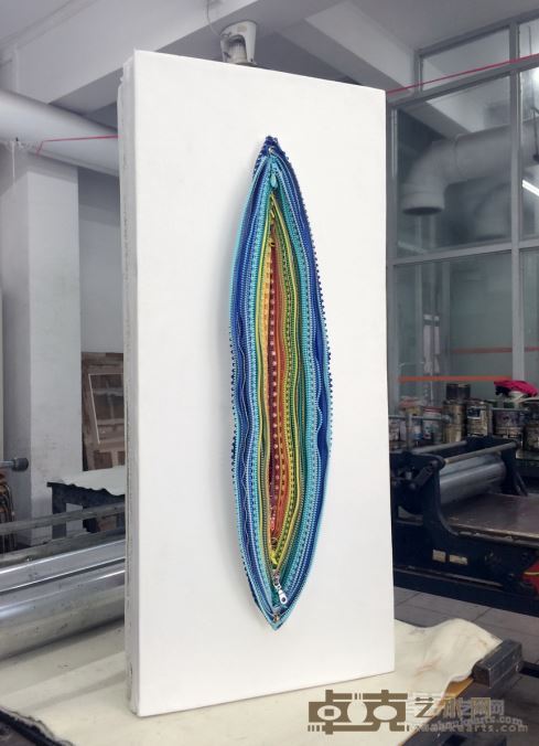 2014《答案》系列装置1（正面） 油画布，拉链。长45厘米，宽20厘米，高90厘米，2014年