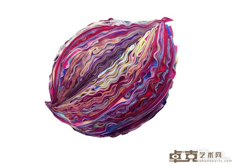 2016年《隐藏的秘密》装置，材料：拉链，尺寸长80厘米，宽80厘米，高50厘米2016