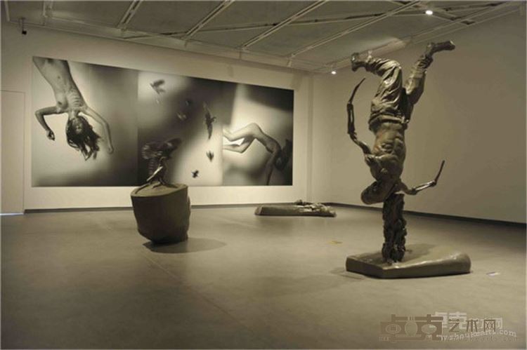 韦天瑜《飞》综合材料 300x600x650cm 2016年
